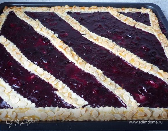 Смешать желток и молоко, обмазать полоски и посыпать пластинками миндального ореха. Запечь при той же температуре 25-30 мин. до золотисто-коричневого цвета. Приятного аппетита!