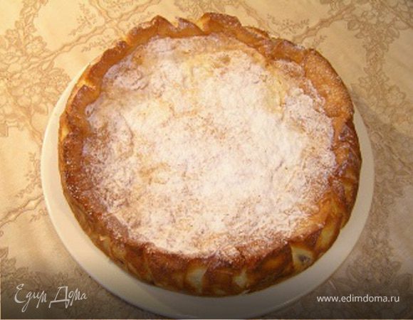 В форму для выпечки выложить половину творожной массы, разложить вишню и накрыть оставшейся массой. Выпекать в духовке около 50 минут при температуре 190 градусов. Перед подачей посыпать сахарной пудрой.