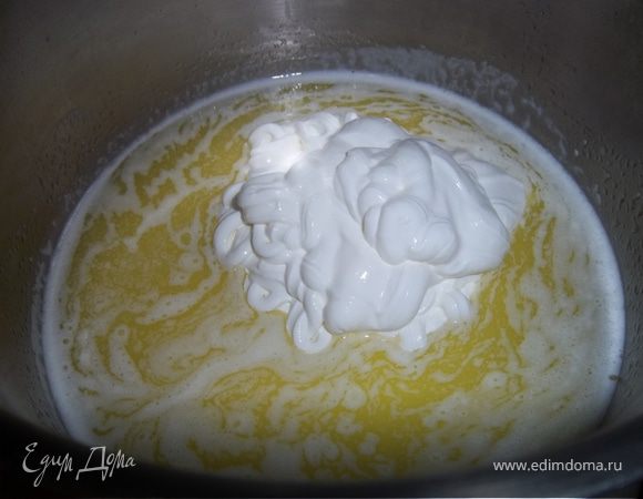В охлажденное растопленное масло добавляем сметану
