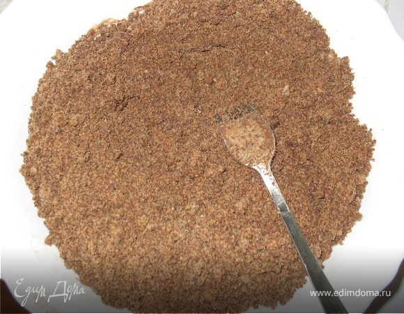 Добавить в миску сахар, затем просеять муку, какао и соду. 