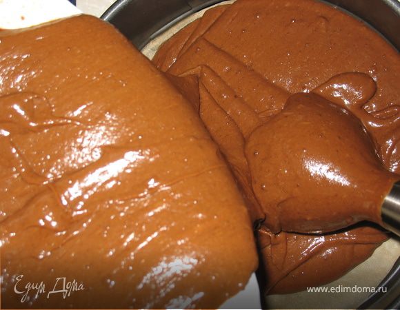Затем добавить молочную смесь к шоколадной. Перемешать. Руками У меня хорошо перемешивать не получалось, поэтому я взяла погружной блендер и попробовала им, вроде, лучше дело пошло :). Перелить тесто в форму.