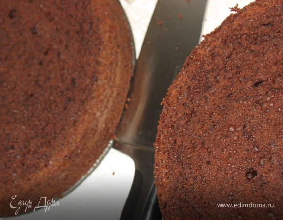 Разрезать торт пополам и пробрыгзать коньяком. 