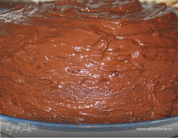 Дальше нужно промазать торт. Я положила нижнюю часть коржа на блюдо, одела боковину от разъемной формы на корж, защелкнула, вылила добрую половину сливочно-шоколадной смеси на корж (делала на глаз, казалось больше  половины ушло, но потом очень много наверху осталось), затем накрыла второй частью коржа и положила в морозилку минут на 15. (можно и в холодильник, но у меня в холодильнике очень теплый режим, поэтому морозилка больше подошла). После морозилки сняла боковину формы и вылила оставшуюся сливочно-шоколадную смесь. Сверху тертый шоколад. 