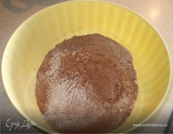 Муку и какао просеять в отдельную посуду.Добавить соль.