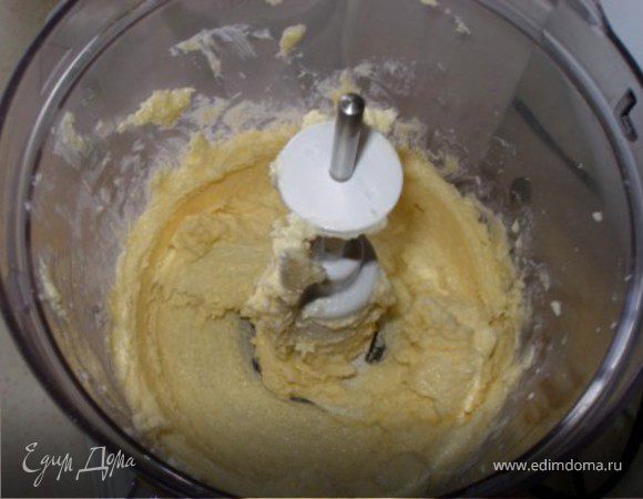 К маслу добавить сахар и взбвать еще 2 мин. После чего добавить ваниль (если хотите). 