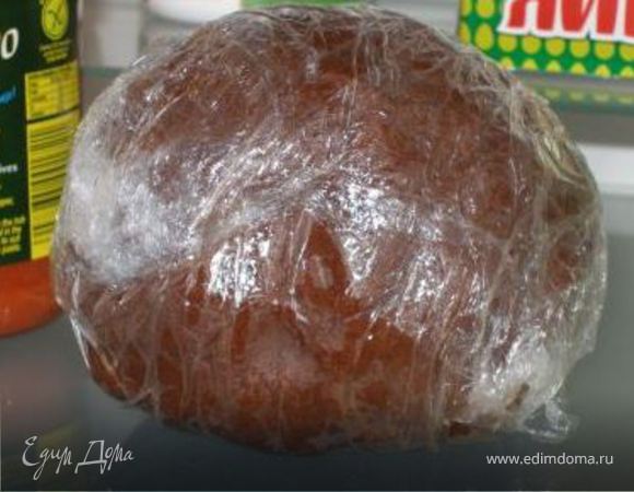 Тесто завернуть в пищевую пленку (или в контейнер) и поставить в холодильник на 1 час.