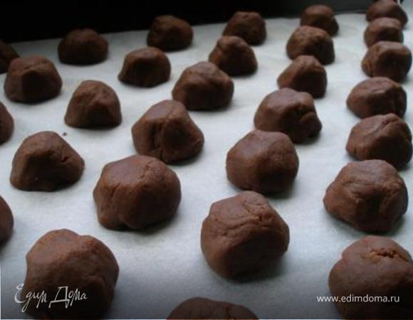 Формировать шарики диаметром около 2,5 см. и выкладывать на противень (с пергаментом).  Выпекать 20-25 мин. при температуре 160 градусов. 