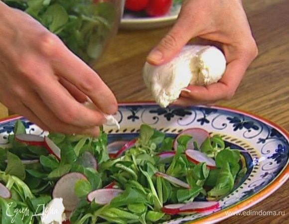 Моцареллу поломать на кусочки.