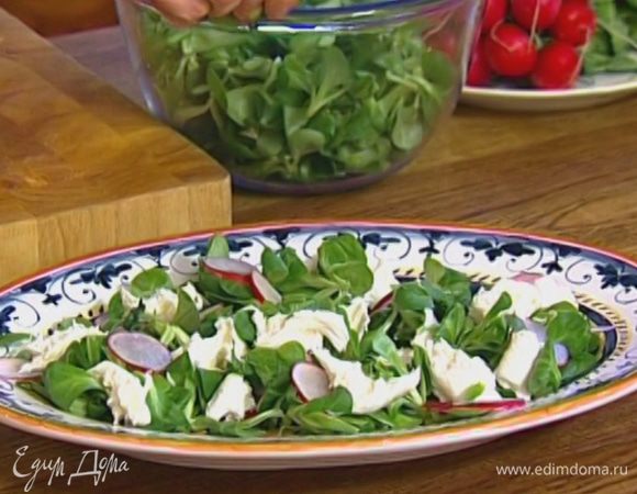 Салатный микс выложить на большое блюдо, а сверху — редиску и моцареллу. Листья мяты порвать руками и посыпать салат.