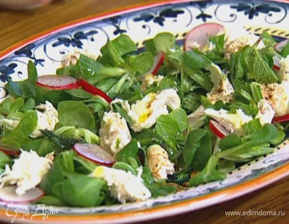 Сбрызнуть все оливковым маслом, бальзамическим уксусом, посолить и поперчить.