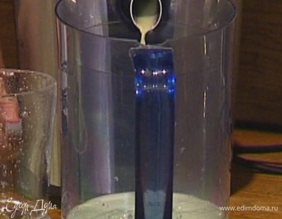 Из винограда и сельдерея выжать сок.