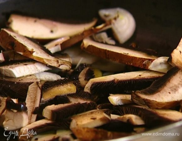 Разогреть в сковороде 1 ст. ложку оливкового масла и слегка обжарить половину нарезанных грибов.