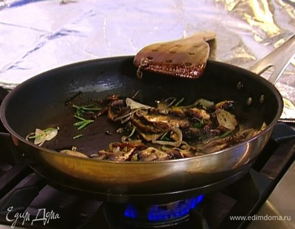 Добавить в сковороду лук, чеснок, оставшиеся грибы, листья тимьяна и розмарина, слегка посолить, поперчить и жарить несколько минут на сильном огне. Затем огонь убавить и, не накрывая крышкой, тушить грибы до готовности.