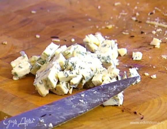 Голубой сыр нарезать небольшими кубиками.