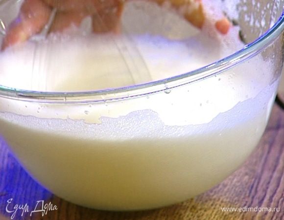 Белки немного посолить и взбить миксером в крепкую пену. 