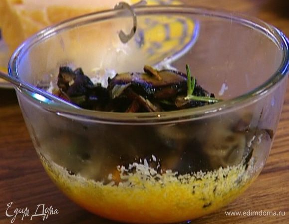 Добавить грибы с луком и чесноком и перемешать.