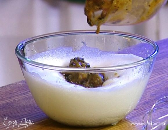 Ввести взбитые белки и все еще раз перемешать. 