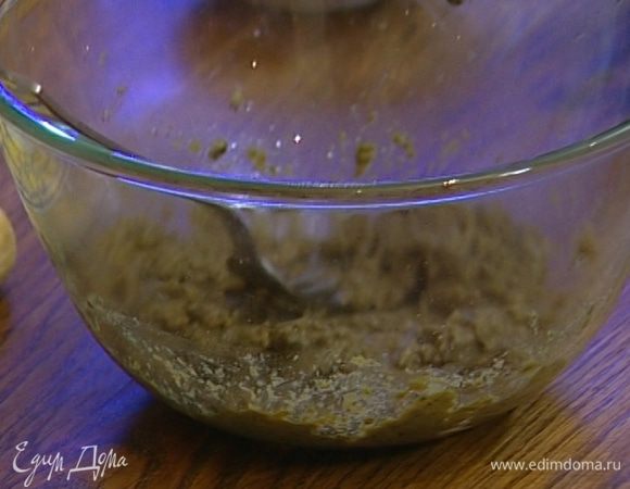 Приготовить тапенад: соединить оливки, анчоусы, каперсы, добавить зубчик чеснока, оливковое масло и взбить все блендером в пюре. 