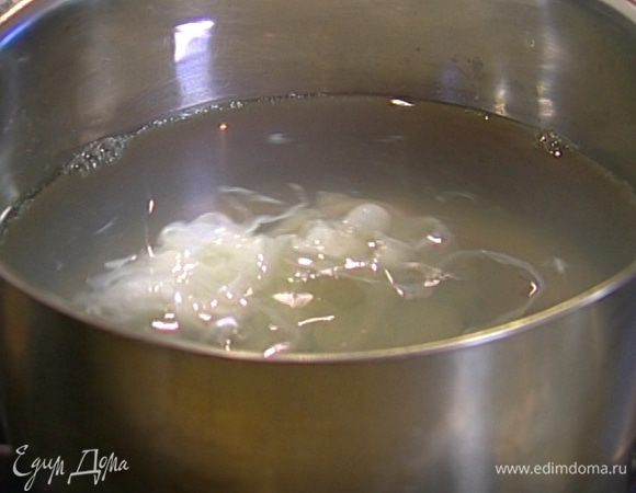 Приготовить яйца пашот: в кипящую воду добавить 1 ст. ложку уксуса, ложкой сделать «водоворот» и влить в него яйцо — белок при этом должен закрутиться вокруг желтка. Затем шумовкой выложить яйцо на тарелку с бумажным полотенцем, чтобы убрать лишнюю воду. Так же приготовить второе яйцо. 