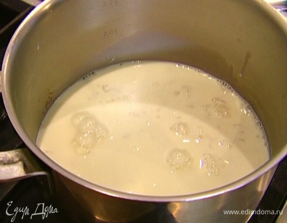 В кастрюлю с отваренным рисом влить молоко — рис должен быть полностью покрыт жидкостью. 