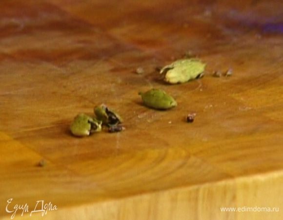 Стручки кардамона раздавить, вынуть семена, добавить к рису и варить его на среднем огне еще минут десять.