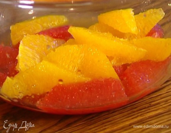 Приготовить соус: грейпфрут и апельсин почистить, а затем удалить перепонки, вырезав ножом мякоть и сохранив выделившийся при этом сок.