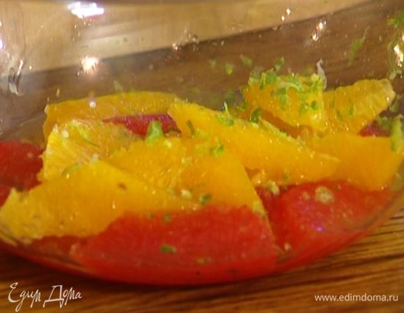 Цедру лайма натереть на мелкой терке, из половинки лайма выжать сок и добавить все к мякоти грейпфрута и апельсина. 