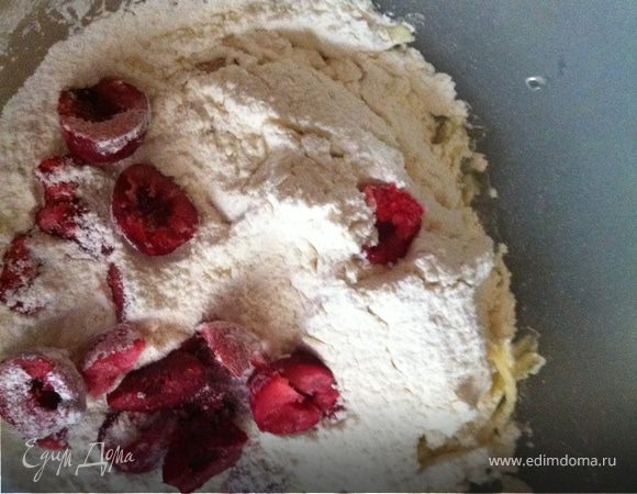 На крупной терке натерла ½ яблока, вишни прям из морозилки порезала на четвертинки. ВНИМАНИЕ!  Вишни – это такие ягоды, которые даже в порезанном состоянии способны скрывать в себе косточки! Именно так получилось у меня, к счастью зубы не пострадали! Так что будьте бдительны!