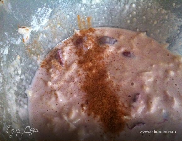 Смешала все ингредиенты, муки сколько брала не знаю – все на глаз, смотрите сами, как вам больше нравится. Сахара положила буквально 1 чайную ложку, т.к. супруг не любит сладкое. Тесто у меня получилось чуть розоватое и довольно густое.