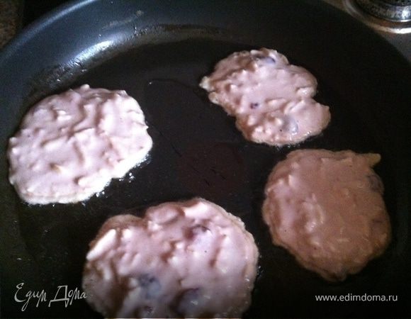 На разогретую сковородку с растительным маслом выливаем в произвольной форме наши оладьи и обжариваем с двух сторон. Подаем со сметанкой, можно с вареньем, взбитыми сливками и вообще – тут вариаций и с тестом и с подачей великое множество! Приятного вам аппетита!