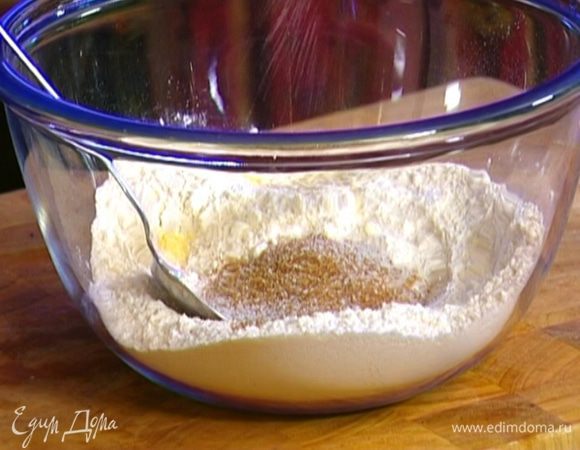 Кукурузную и пшеничную муку соединить с сахаром, содой, разрыхлителем и солью.
