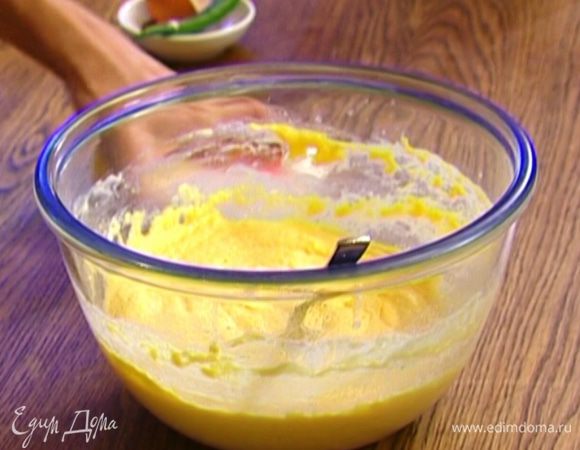 Ввести яйцо, влить кефир, все перемешать, влить растопленное сливочное масло, вымешать тесто и дать ему немного отдохнуть.