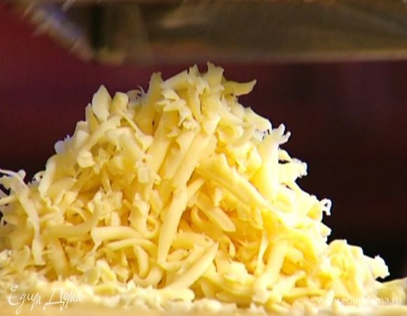 Маасдам натереть на крупной терке, 3/4 натертого сыра вмешать в тесто.