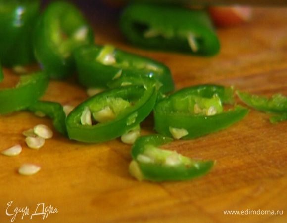 Перец чили нарезать тонкими колечками и добавить в тесто.