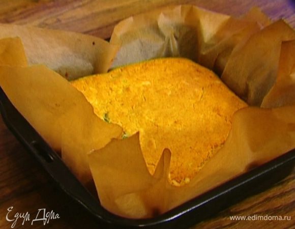 Небольшую форму застелить бумагой для выпечки (смазывать ее маслом не нужно!), выложить тесто и равномерно распределить. Выпекать в разогретой духовке около 35 минут до готовности.