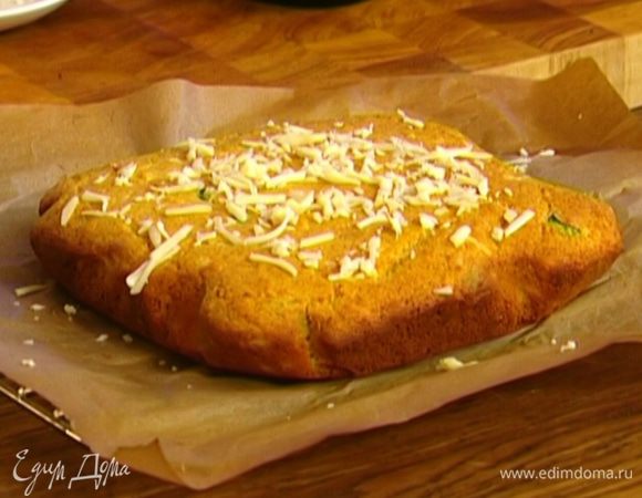Вынуть хлеб из формы и прямо в бумаге переложить на решетку. Присыпать оставшимся сыром.
