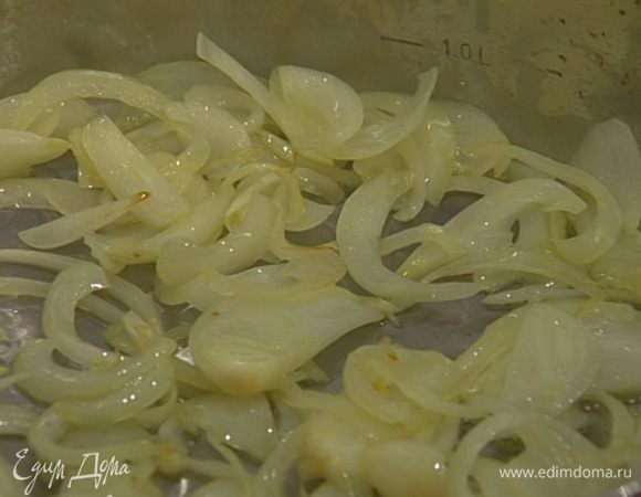 Разогреть в сковороде 1 ст. ложку оливкового масла, слегка обжарить лук и чеснок.