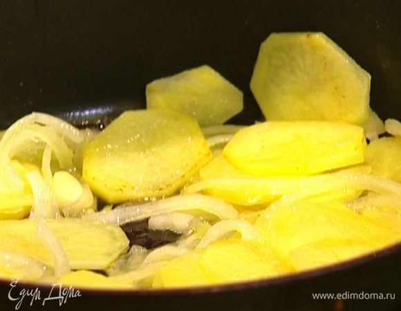 Добавить картофель и жарить его практически до готовности, минут 10–15, затем слегка посолить, поперчить и подержать на огне еще 1–2 минуты.