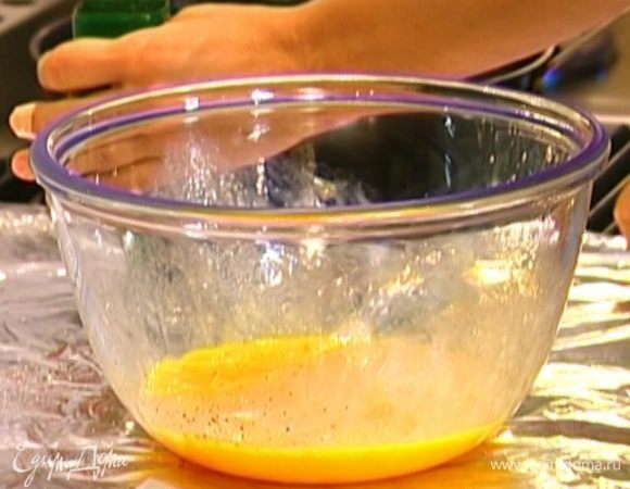 Яйца разбить в миску, посолить, поперчить и перемешать.