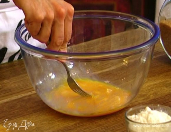 Яйца слегка взбить с солью.