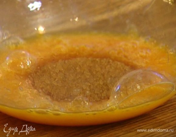 Всыпать 2 ст. ложки коричневого сахара, все взбить.