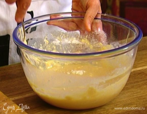 Влить молоко, затем добавить муку и продолжать взбивать тесто миксером, чтобы не было комков. Не переставая взбивать, добавить несколько капель ванильного экстракта.