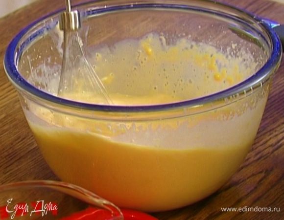 Ввести в тесто растопленное масло, а затем влить 180 мл воды. Готовое тесто поставить на 20 минут в холодильник.