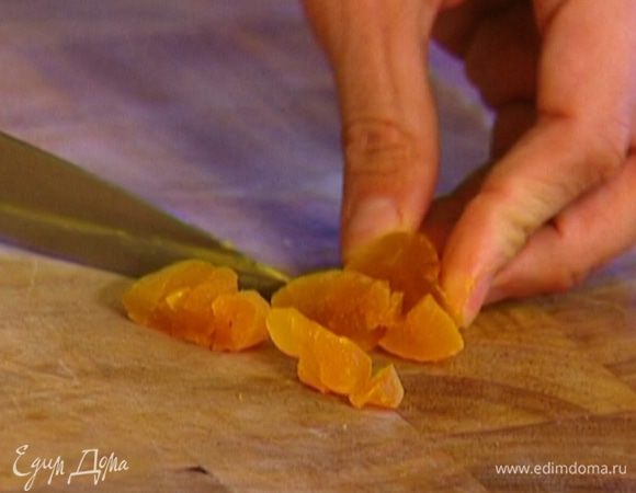 Курагу мелко порезать.