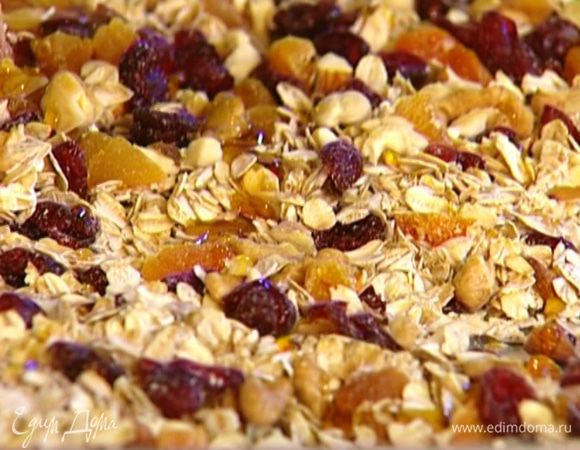 Сбрызнуть гранолу маслом грецкого ореха.