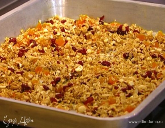 Духовку выключить и поставить туда противень с гранолой на 8–10 минут.