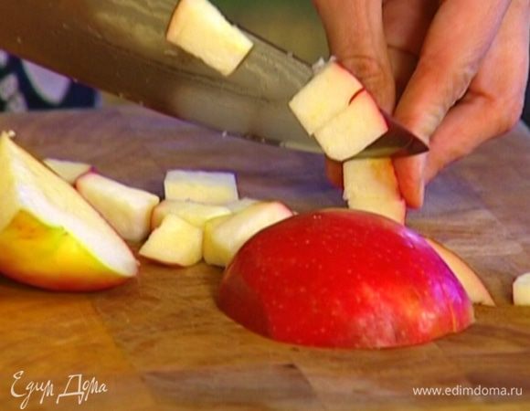Яблоко разрезать пополам и, удалив сердцевину, порезать на небольшие кубики (можно натереть на крупной терке).