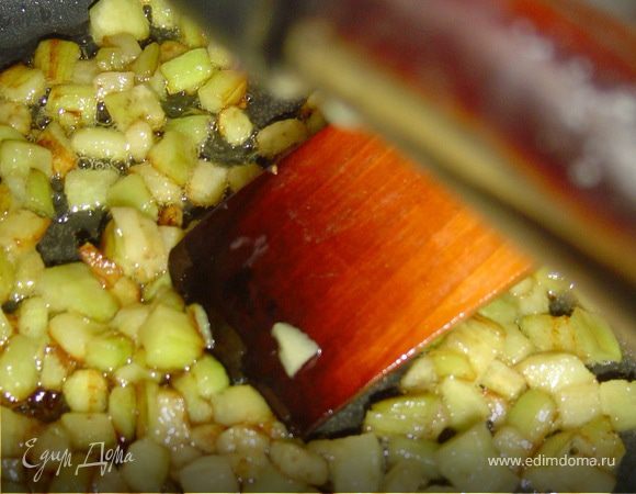 Отвариваем курятину и нарезаем мелкими кусочками.Очищаем баклажан, нарезаем его кубиками и обжариваем на оливковом масле.В процессе жарки добавляем 1 ст.л. соевого соуса.