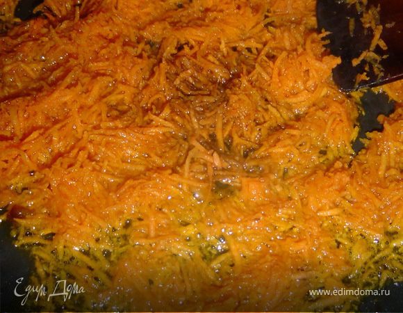 Морковь натираем на терке,немного обжариваем на оливковом масле, а затем тушим, накрыв крышкой, на медленном огне.Отвариваем рис.