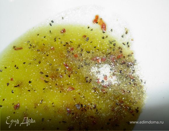 В миску наливаем оливковое масло, добавляем к нему смесь итальянских специй, и перемешиваем.